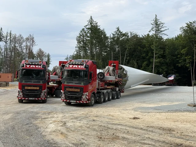 Schwertransporter mit Rotorblatt am Waldrand