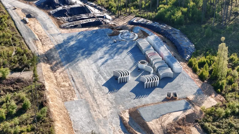 Luftaufnahme von Baugrube und gelagerten Betonsegmenten