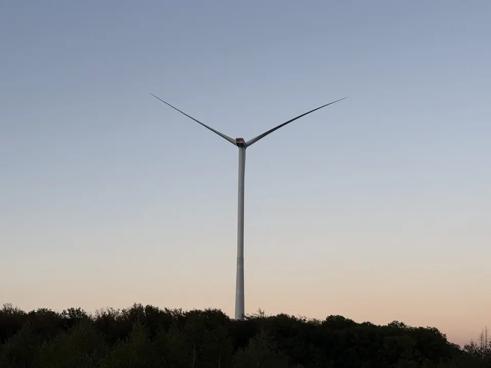 Windrad als Silhouette vor dem Abendhimmel
