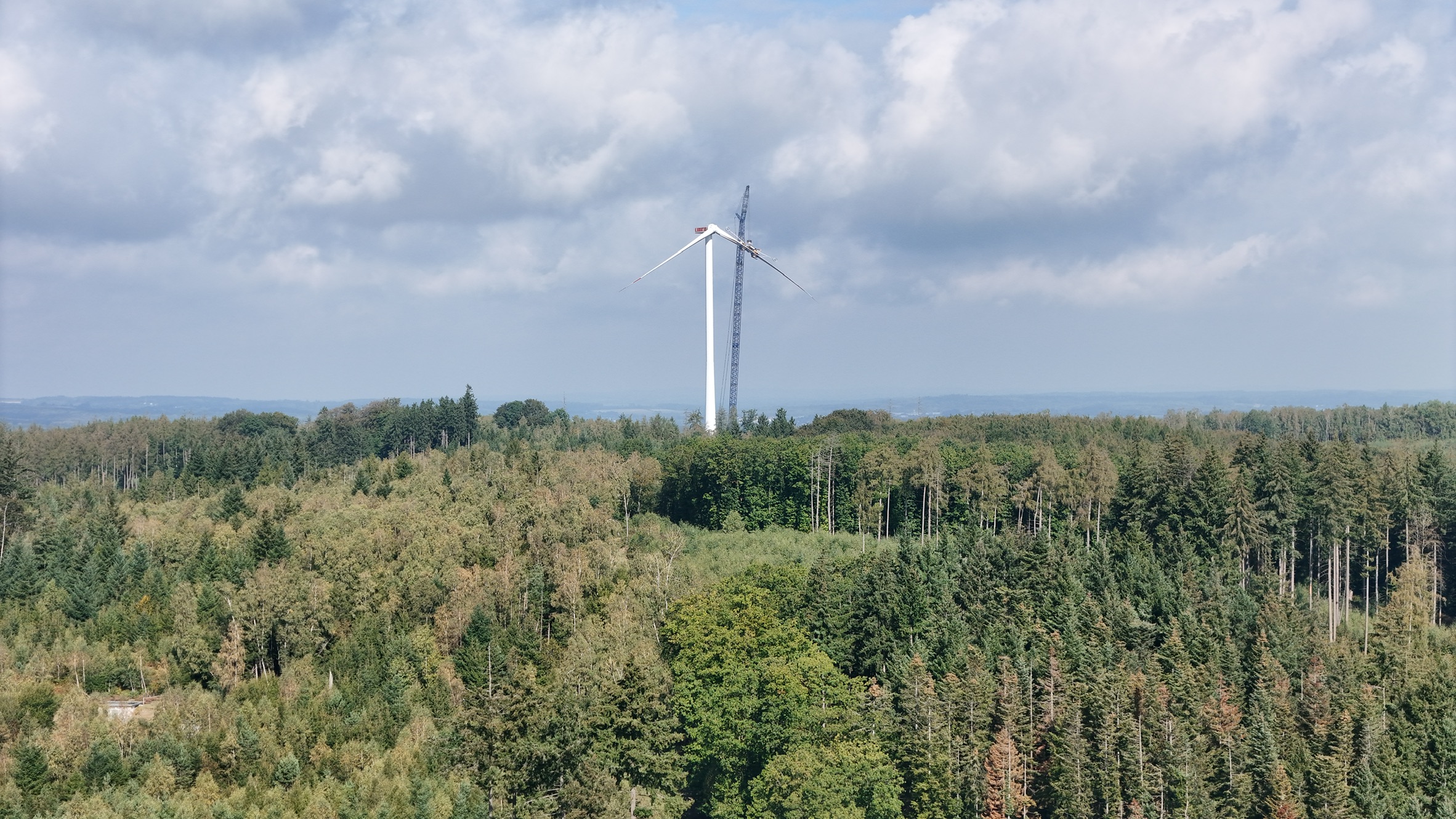 Windrad und Kran über dem Wald, Aufnahme vom 12. September 2026